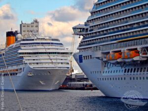 Navios da Costa atracados proa-a-proa em Savona, na Itália