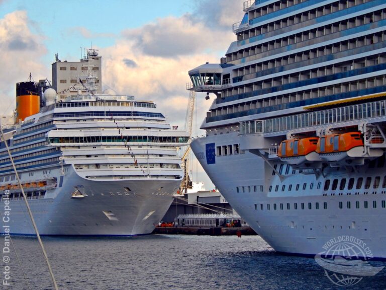 Navios da Costa atracados proa-a-proa em Savona, na Itália