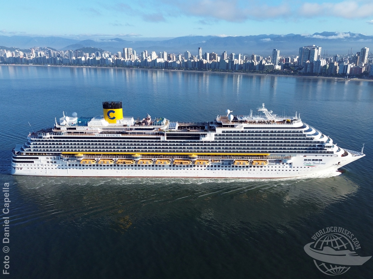 Vista lateral de navio da Costa Cruzeiros em navegação no Brasil