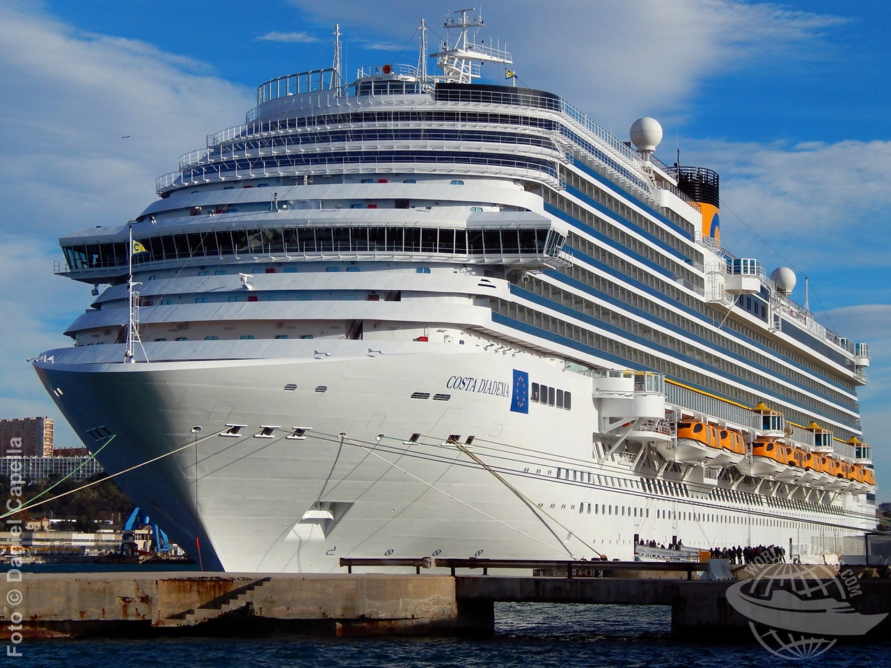 Costa Diadema atracado em Marselha, na França, em dia ensolarado