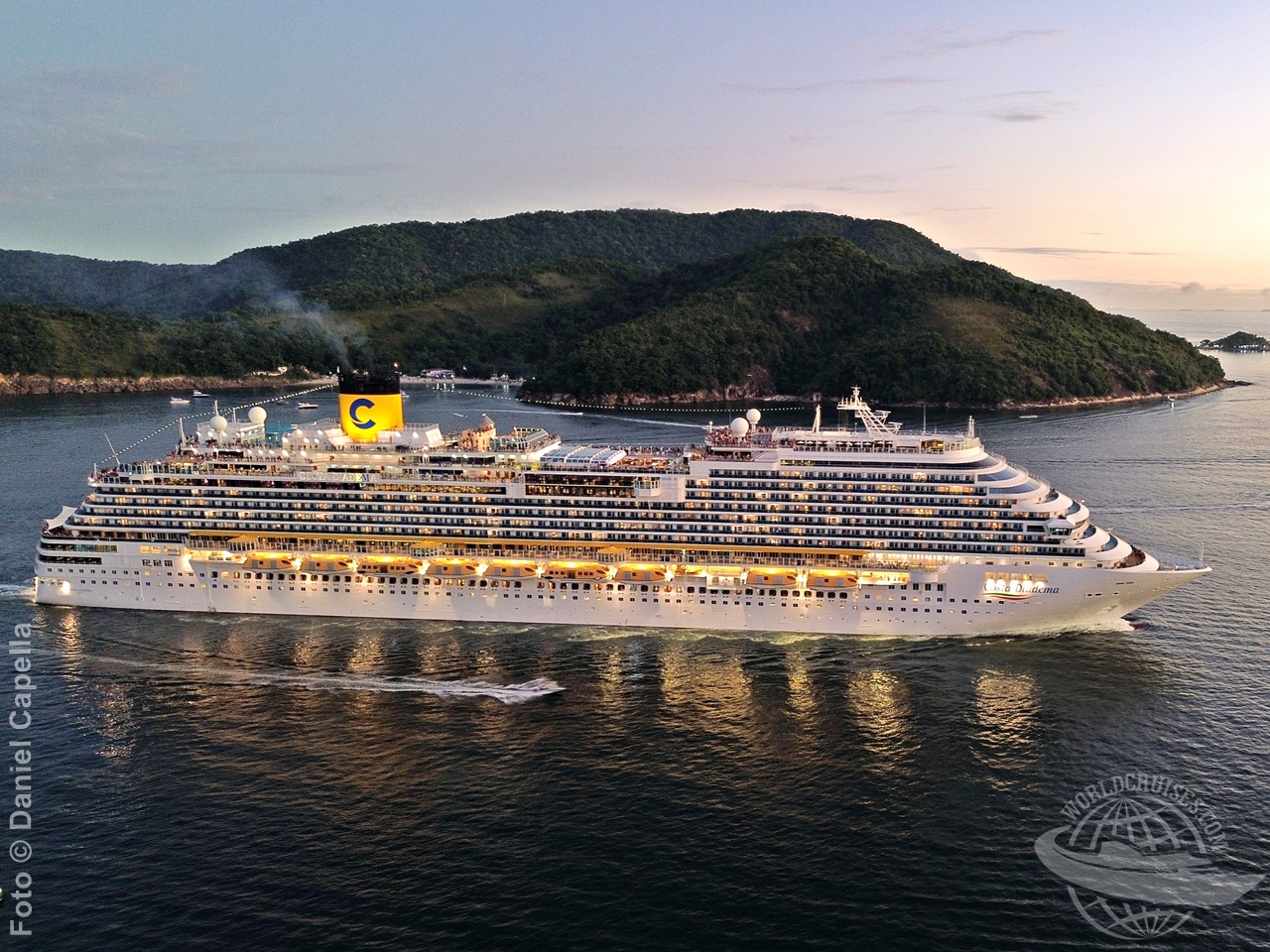 Vista aérea do Costa Diadema deixando o porto de Santos ao anoitecer