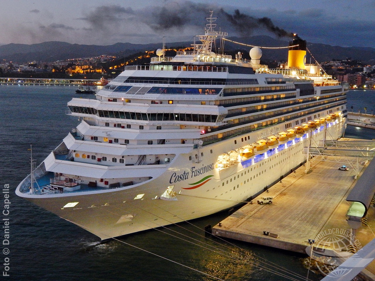 Costa Fascinosa visto ao anoitecer em escala na cidade de Málaga na Espanha