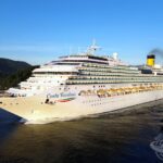 Costa Favolosa é visto ao entrar no Porto de Santos em dia de tempo ensolarado e limpo