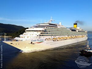 Costa Favolosa é visto ao entrar no Porto de Santos em dia de tempo ensolarado e limpo