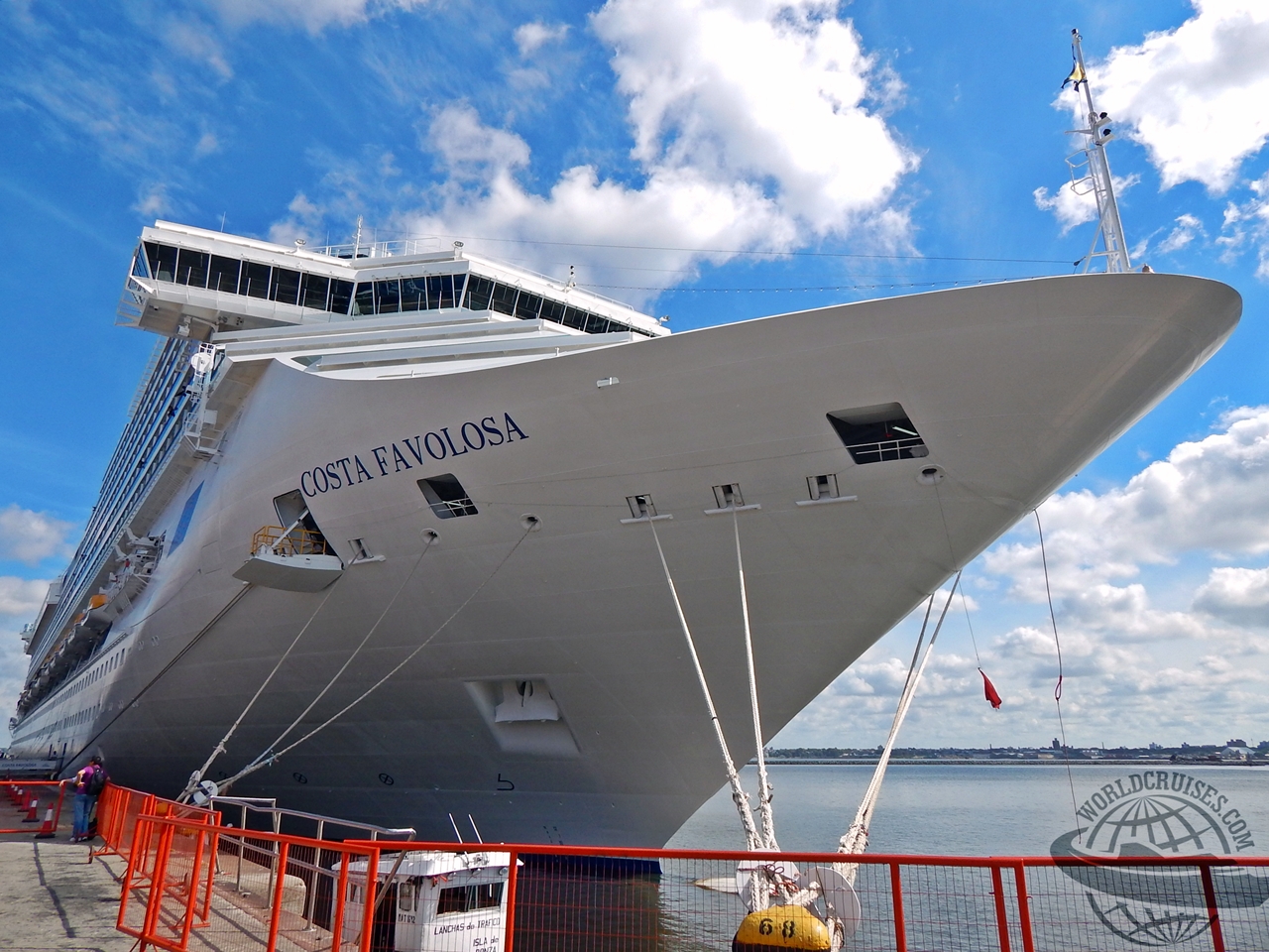 Costa Favolosa atracado no porto de Montevideo no Uruguai