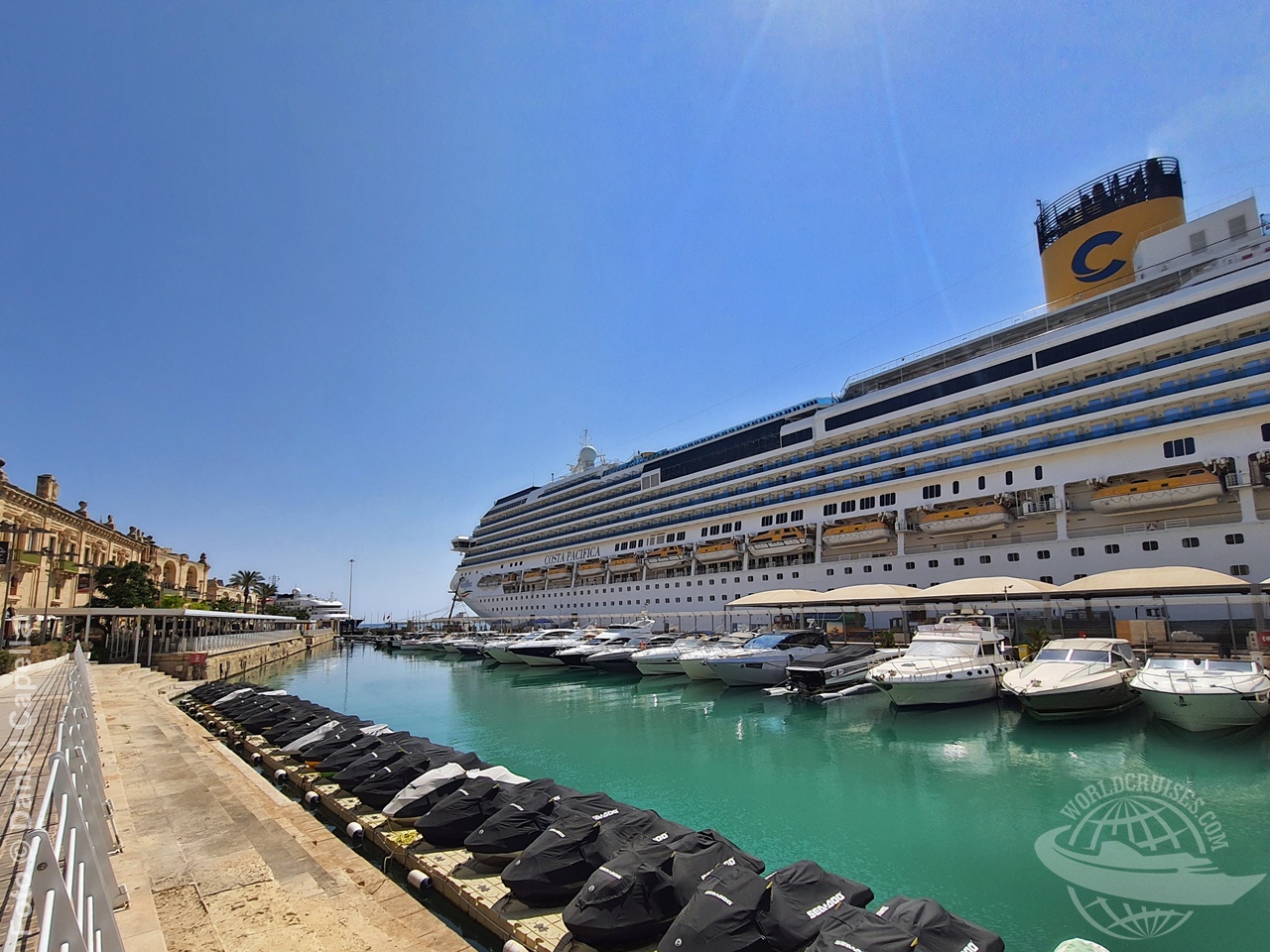Costa Pacifica visto no Porto de Valletta na Ilha de Malta no Mediterrâneo