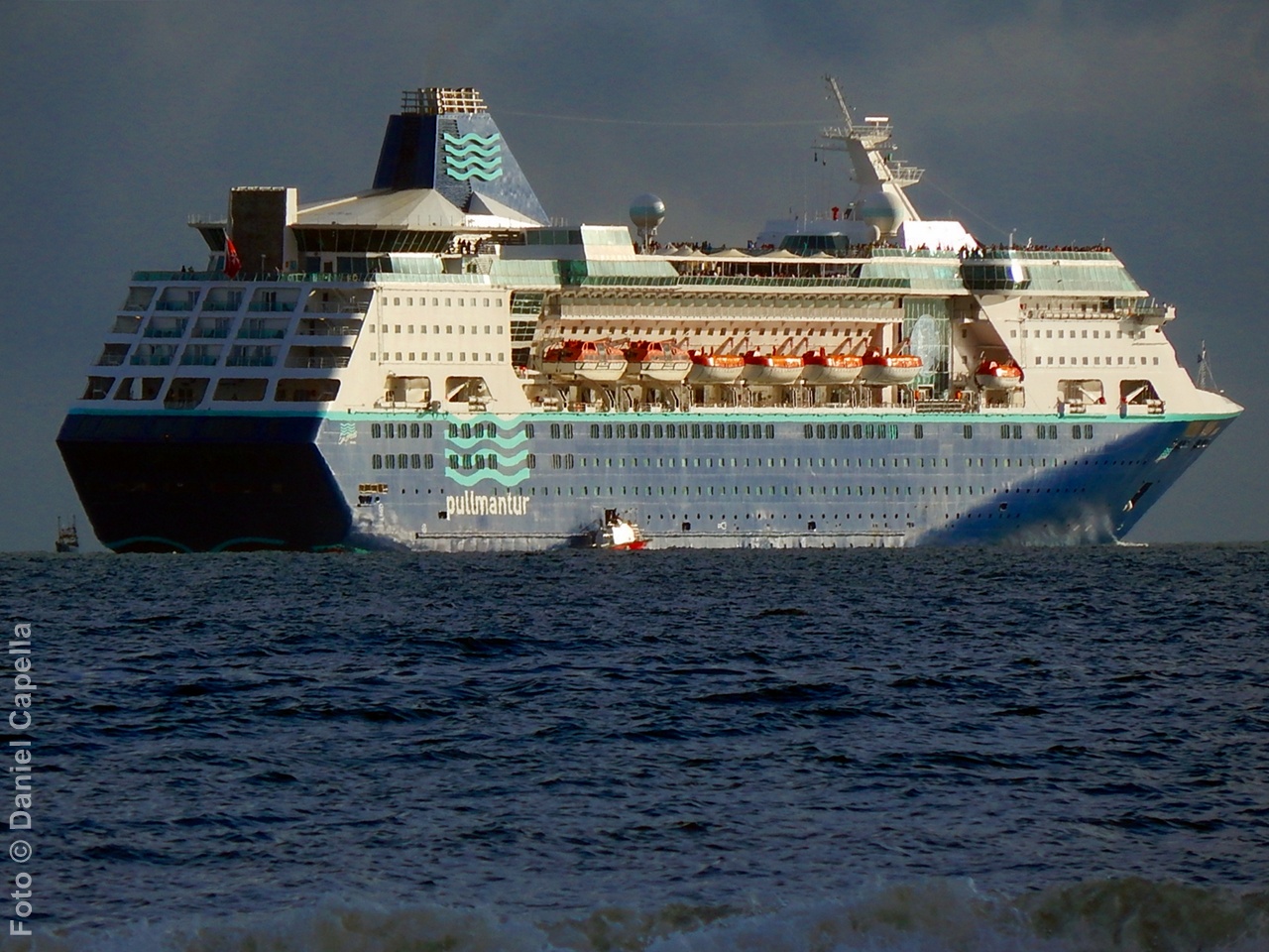 Vista lateral em aproximação do navio Empress operado pela Pullmantur, embarcação que fez parte do catálogo de frota própria da divisão CVC Cruzeiros no mercado nacional.
