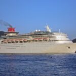 Navio Sovereign da Pullmantur ancorado no litoral brasileiro, embarcação que protagonizou a última grande operação de fretamento direto da CVC no país entre 2016 e 2020