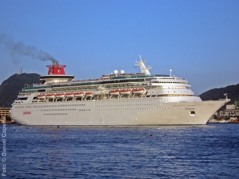 Navio Sovereign da Pullmantur ancorado no litoral brasileiro, embarcação que protagonizou a última grande operação de fretamento direto da CVC no país entre 2016 e 2020