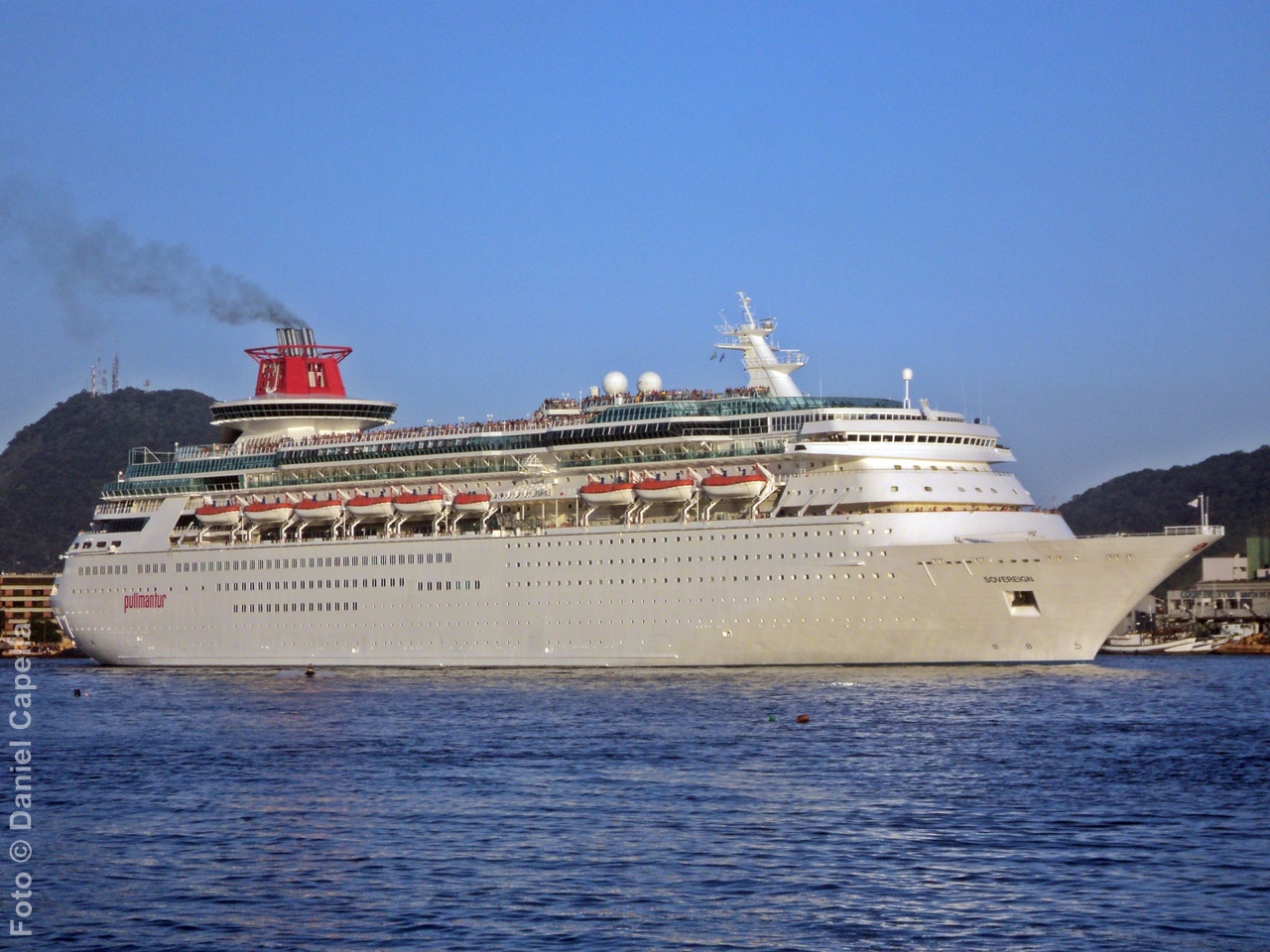 Navio Sovereign da Pullmantur no litoral brasileiro, embarcação que protagonizou a última grande operação de fretamento direto da CVC no país entre 2016 e 2020