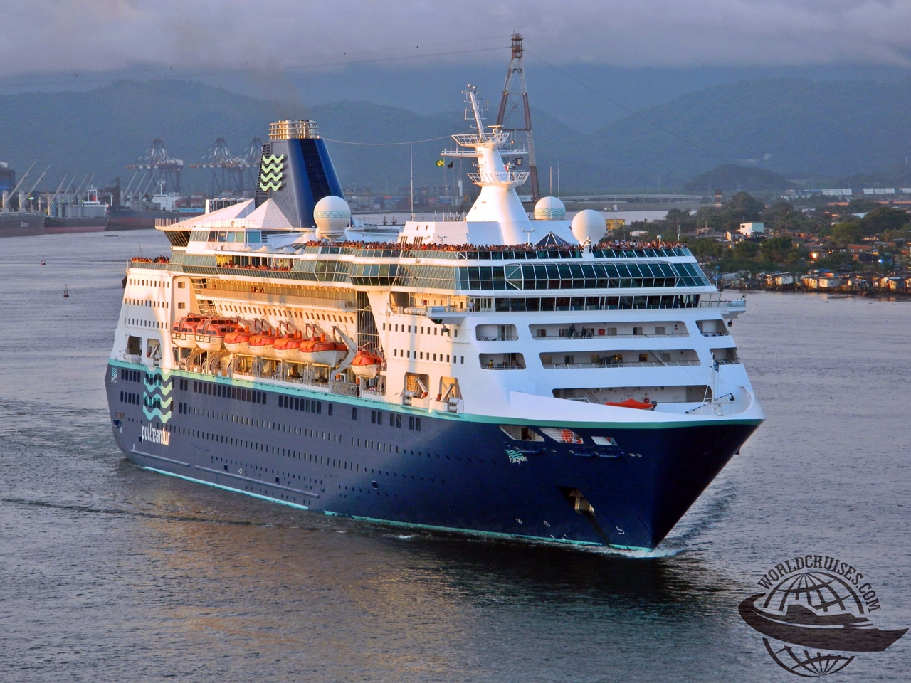 Empress da Pullmantur Cruceros em escala em Santos