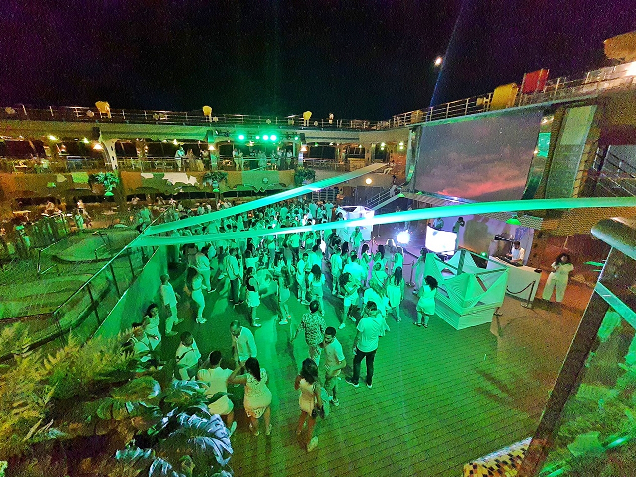 Festa em deck de navio da Costa Cruzeiros