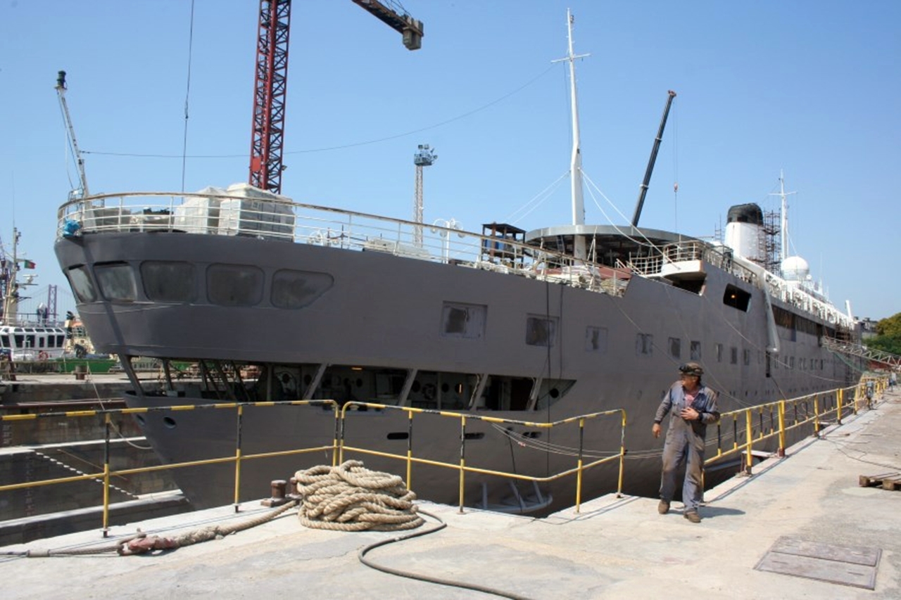 Navio Funchal em doca seca em Lisboa