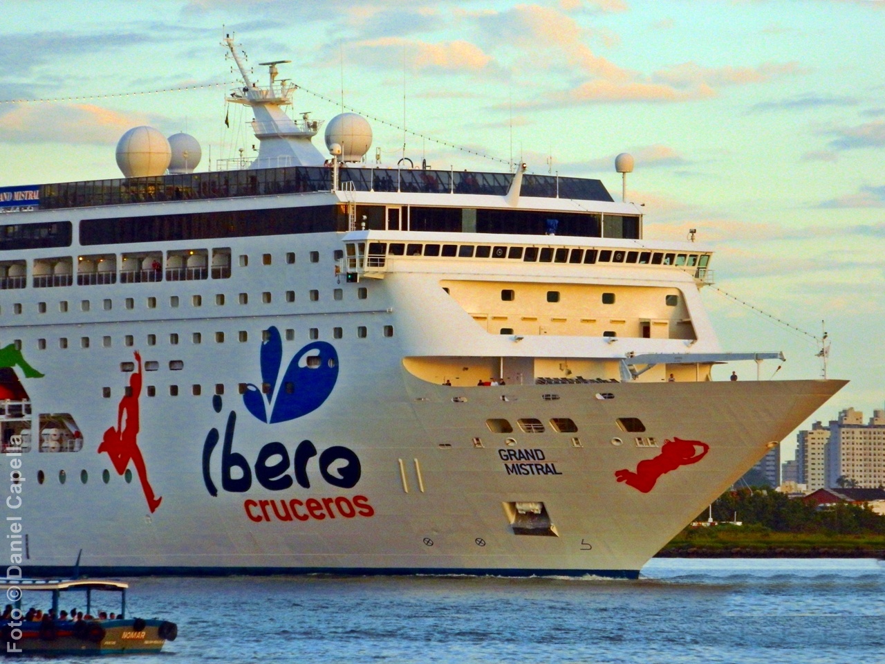 Grand Mistral da Ibero Cruceros deixa o Porto de Santos para novo cruzeiro