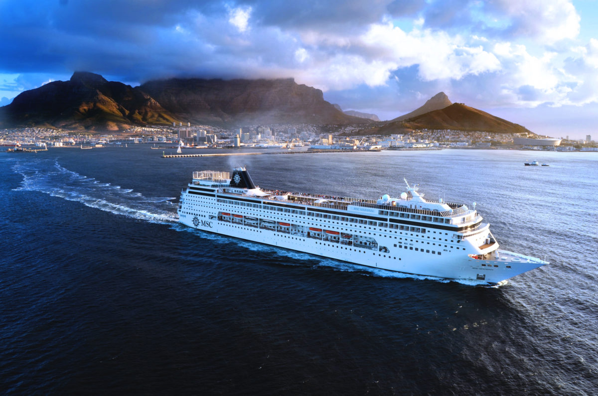 Navio da MSC Cruzeiros deixando o porto de Cape Town, na África do Sul