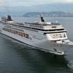 MSC Armonia em navegação em dia de tempo fechado