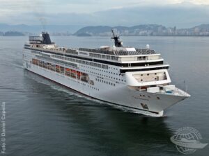 MSC Armonia em navegação em dia de tempo fechado