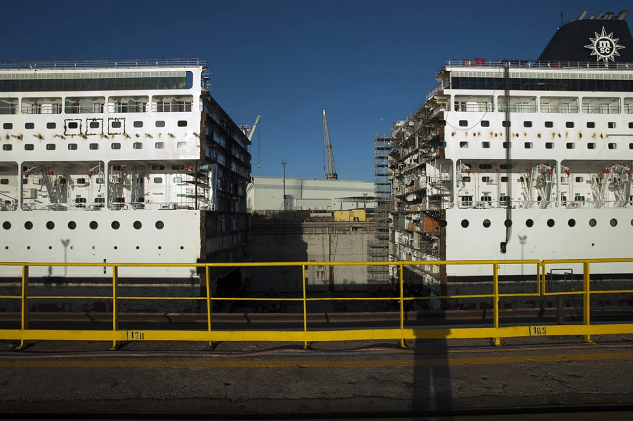 MSC Armonia cortado ao meio para ampliação