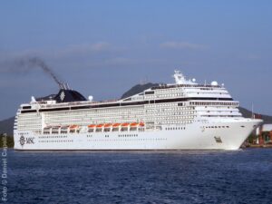 MSC Musica visto de longe