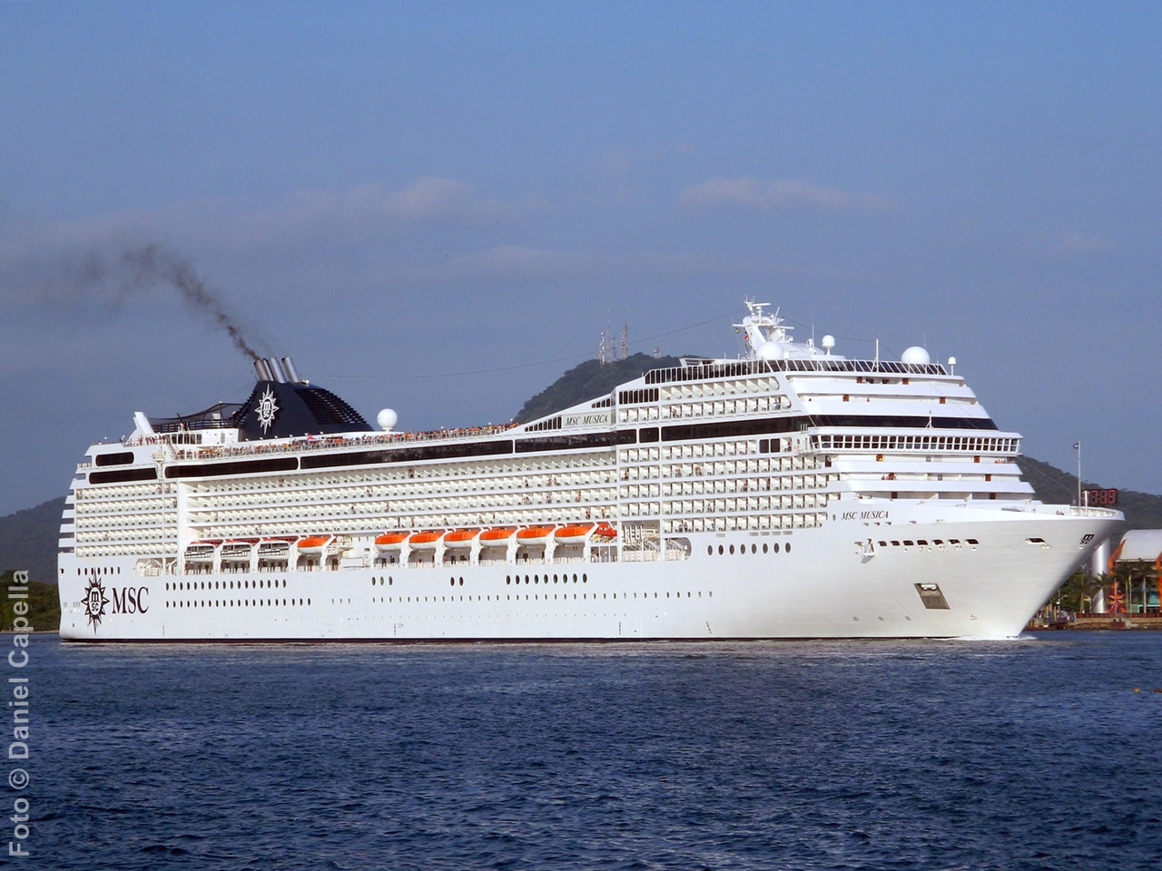 MSC Musica visto de longe