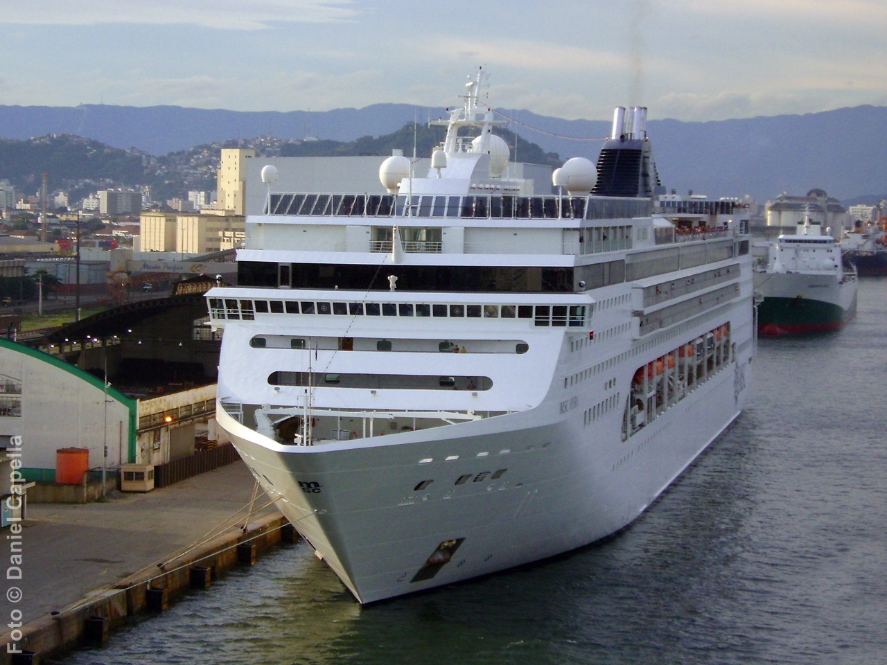 MSC Opera atracado no Porto de Santos durante a temporada 2008/2009