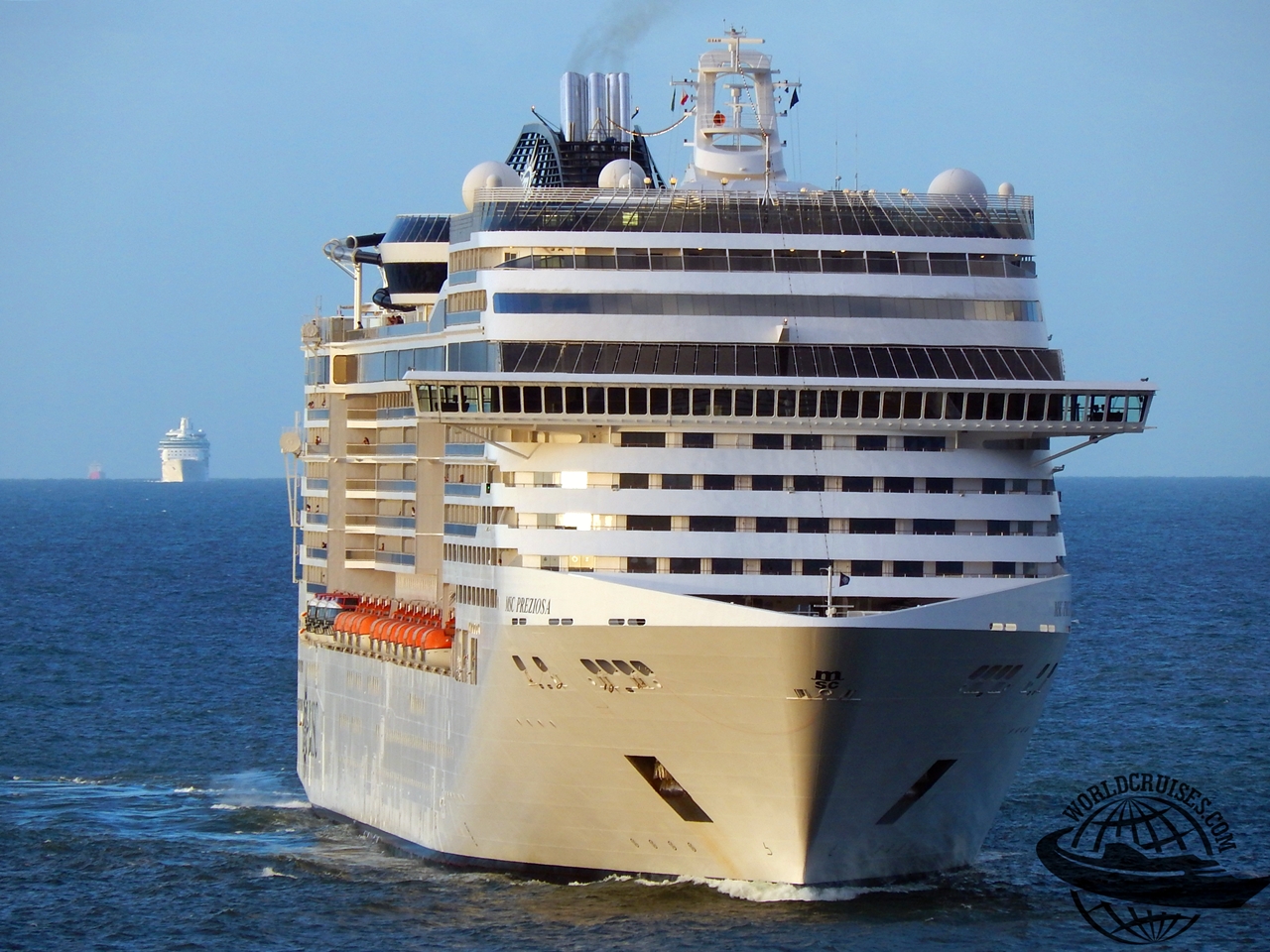 MSC Preziosa em navegação na barra de Santos, com Splendour of the Seas ao fundo
