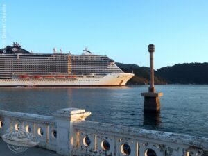 Um dos destaques da temporada, o MSC Seaview é visto deixando o Porto de Santos na imagem, com a mureta da Ponta da Praia e o monumento em homenagem a Dom Henrique em primeiro plano