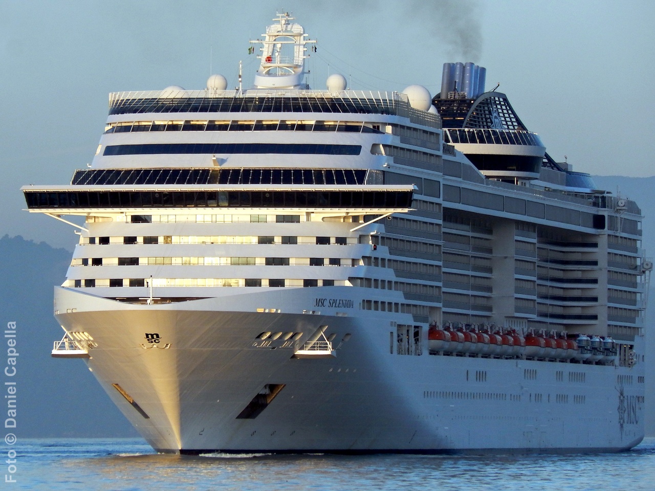 Vista frontal do MSC Splendida em navegação