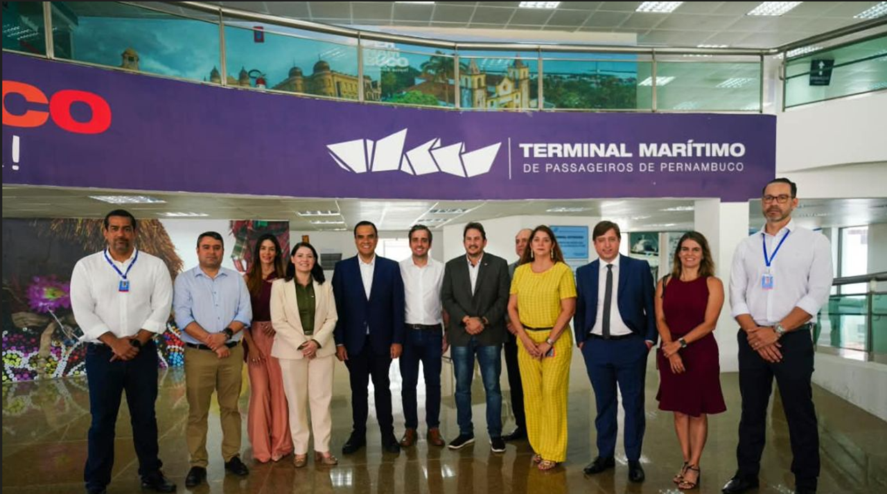 Ministro do Turismo e comitiva no terminal de cruzeiros de Recife