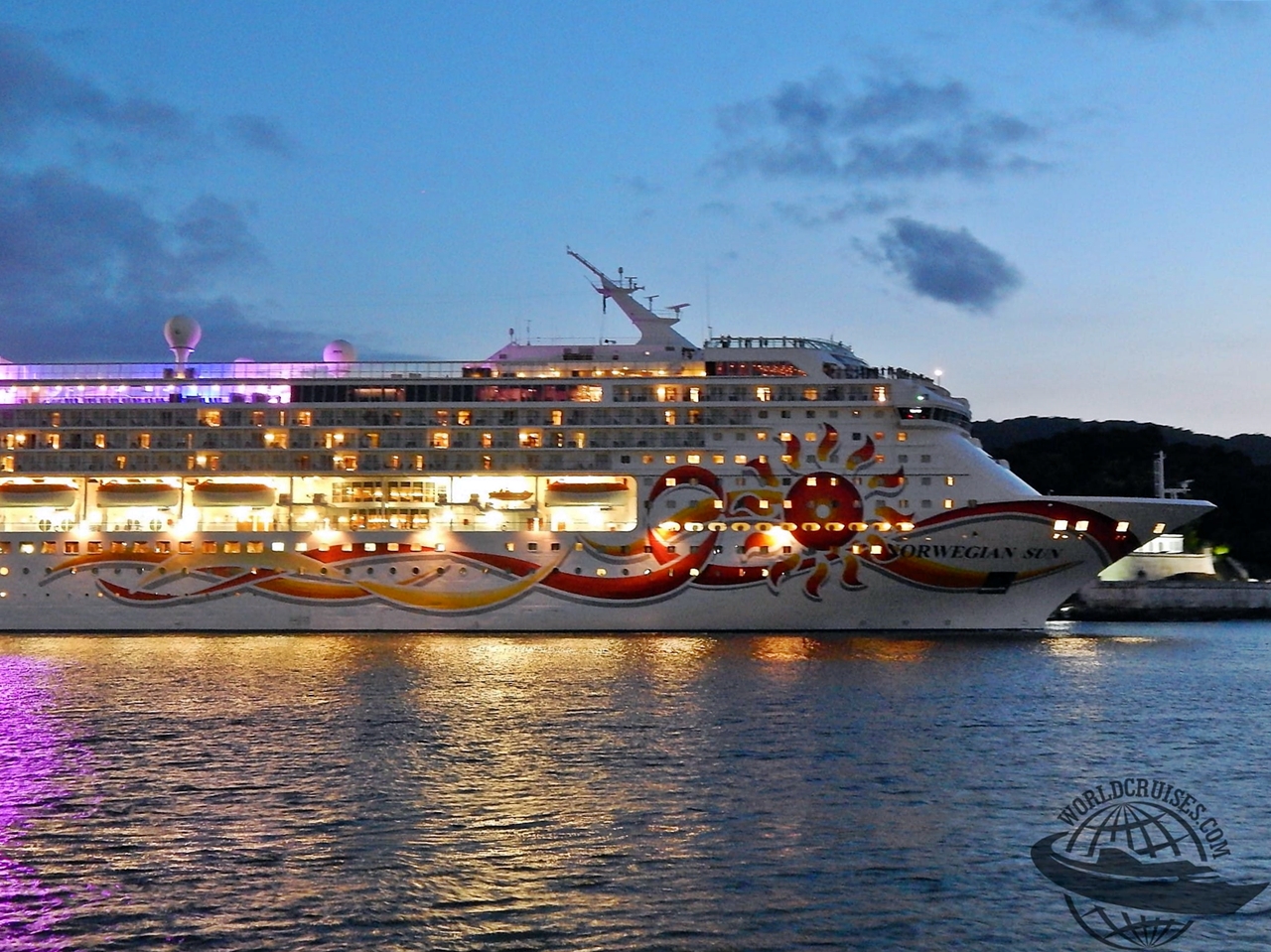 Norwegian Sun durante escala em Santos