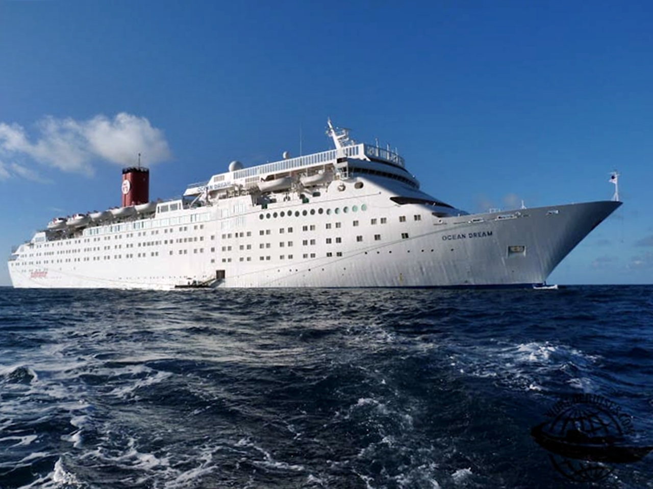 Ocean Dream da Pullmantur fundeado em Fernando de Noronha