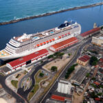 Vista aérea de navio de cruzeiro atracado no Porto de Recife