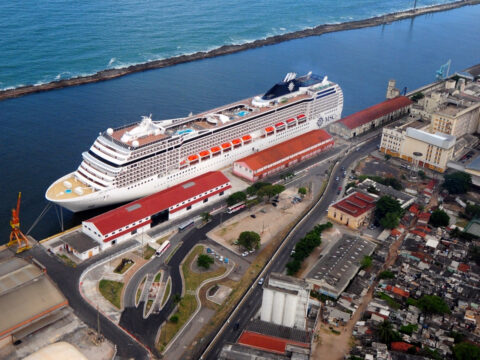 Vista aérea de navio de cruzeiro atracado no Porto de Recife