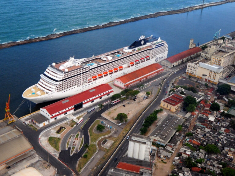 Vista aérea de navio de cruzeiro atracado no Porto de Recife