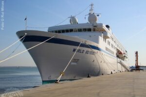 World Odyssey da Semester at Sea atracado em Lisboa