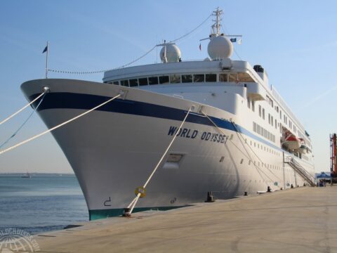 World Odyssey da Semester at Sea atracado em Lisboa