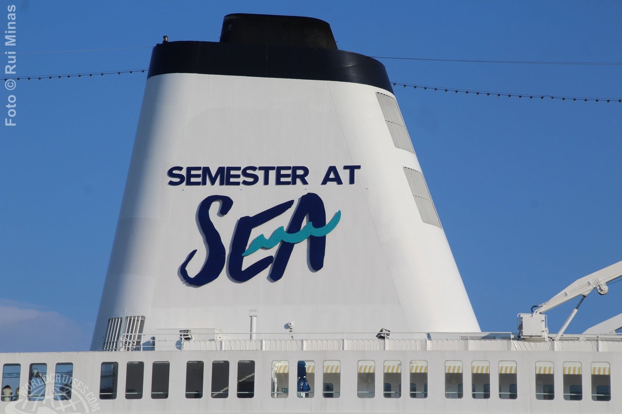 Chaminé do navio com o atual logo da Semester at Sea