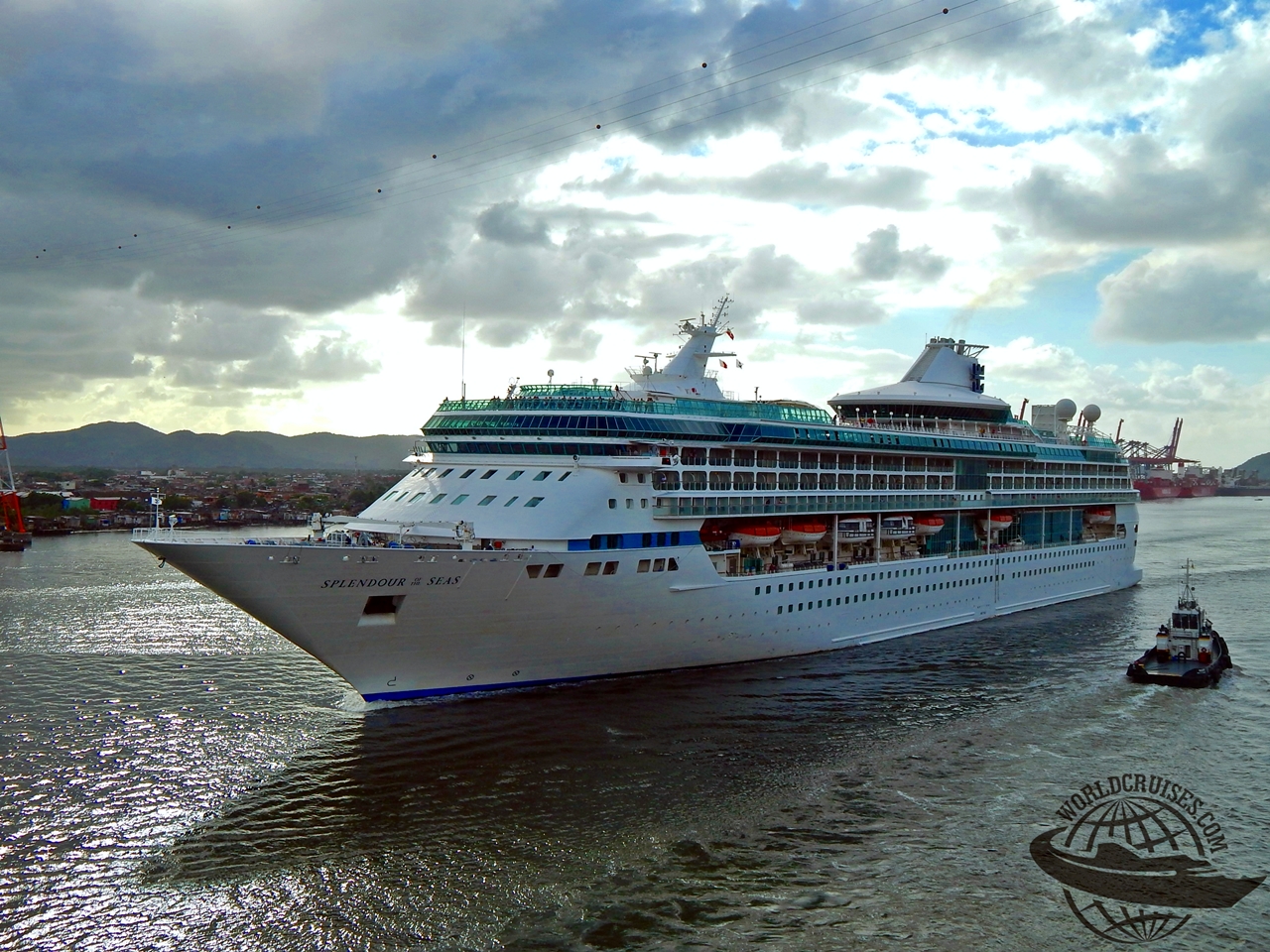 Splendour of the Seas navega em Santos