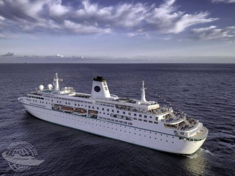 World Odyssey, navio da Semester at Sea, visto em alto-mar