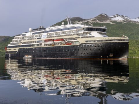 Roald Amundsen visto durante cruzeiro pelos fiordes da Noruega