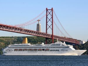 Oriana, que hoje navega como Buenavista, durante escala em Lisboa, Portugal