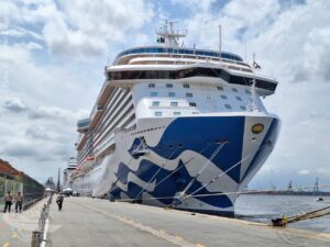 Vista da proa do Majestic Princess atracado no Pier Mauá, no Rio de Janeiro