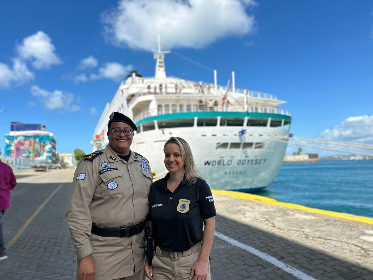 Policiais em frente ao World Odyssey no Porto de Salvador