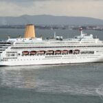 Com cores da P&O Cruises, Buenavista é visto em navegação no Rio Tejo em Lisboa