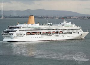 Com cores da P&O Cruises, Buenavista é visto em navegação no Rio Tejo em Lisboa