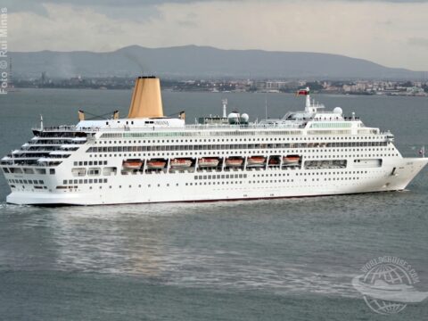 Com cores da P&O Cruises, Buenavista é visto em navegação no Rio Tejo em Lisboa