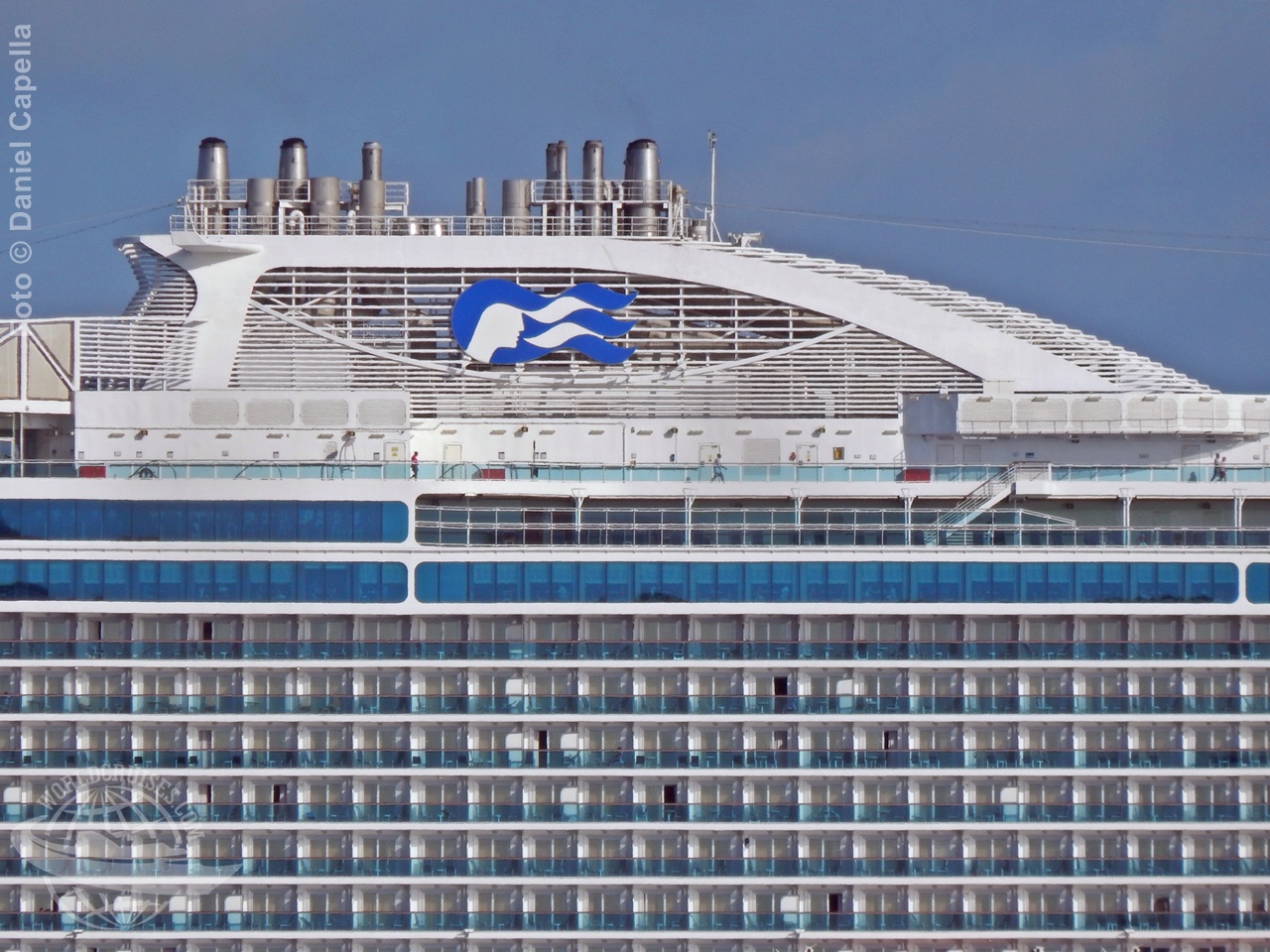Chaminé de navio da Princess Cruises com o tradicional Sea Witch logo