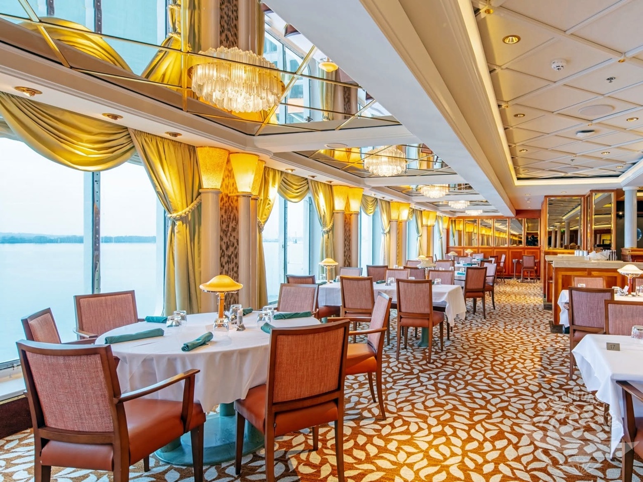 Restaurante a bordo do Buenavista da Corazul Cruceros