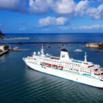 World Odyssey é visto durante sua chegada ao porto de Salvador, com a Baía de Todos os Santos ao fundo