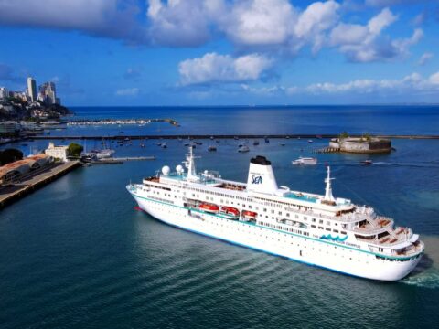 World Odyssey é visto durante sua chegada ao porto de Salvador, com a Baía de Todos os Santos ao fundo